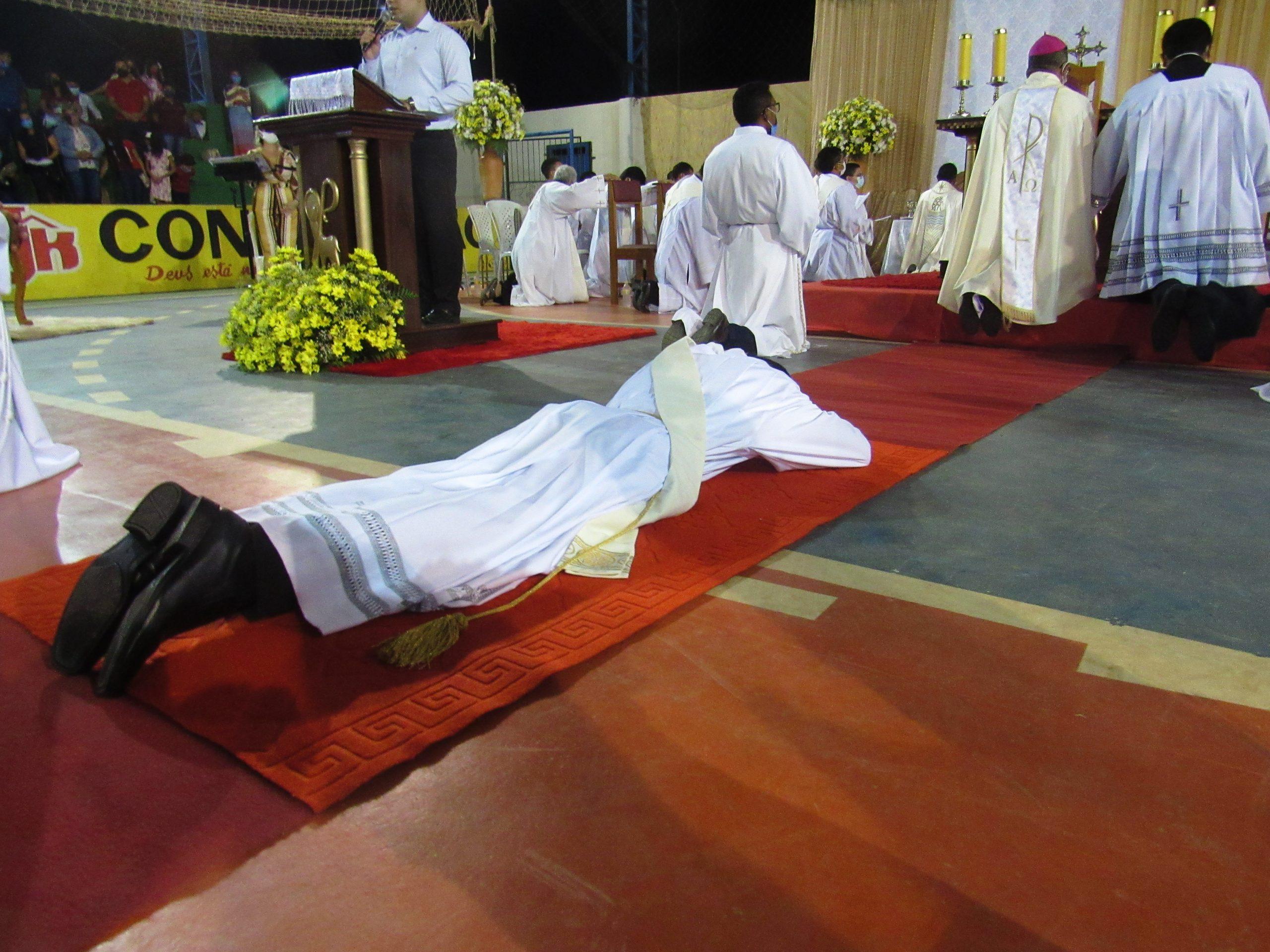 Ordenação Presbiteral do Diácono Irlas Soares das Virgens é realizada na Paróquia Cristo Rei em Pacajá/PA — imagem 5