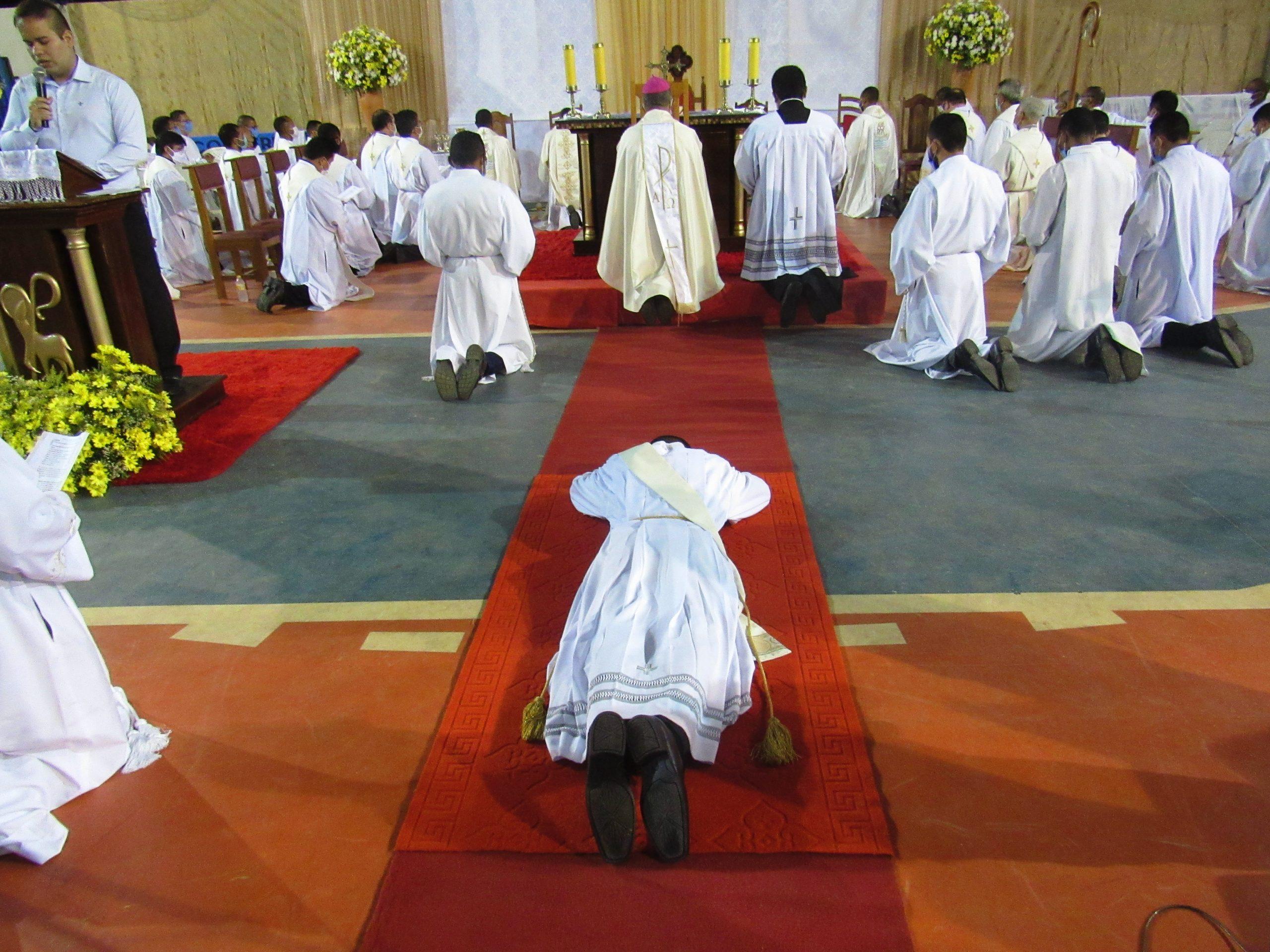 Ordenação Presbiteral do Diácono Irlas Soares das Virgens é realizada na Paróquia Cristo Rei em Pacajá/PA — imagem 4