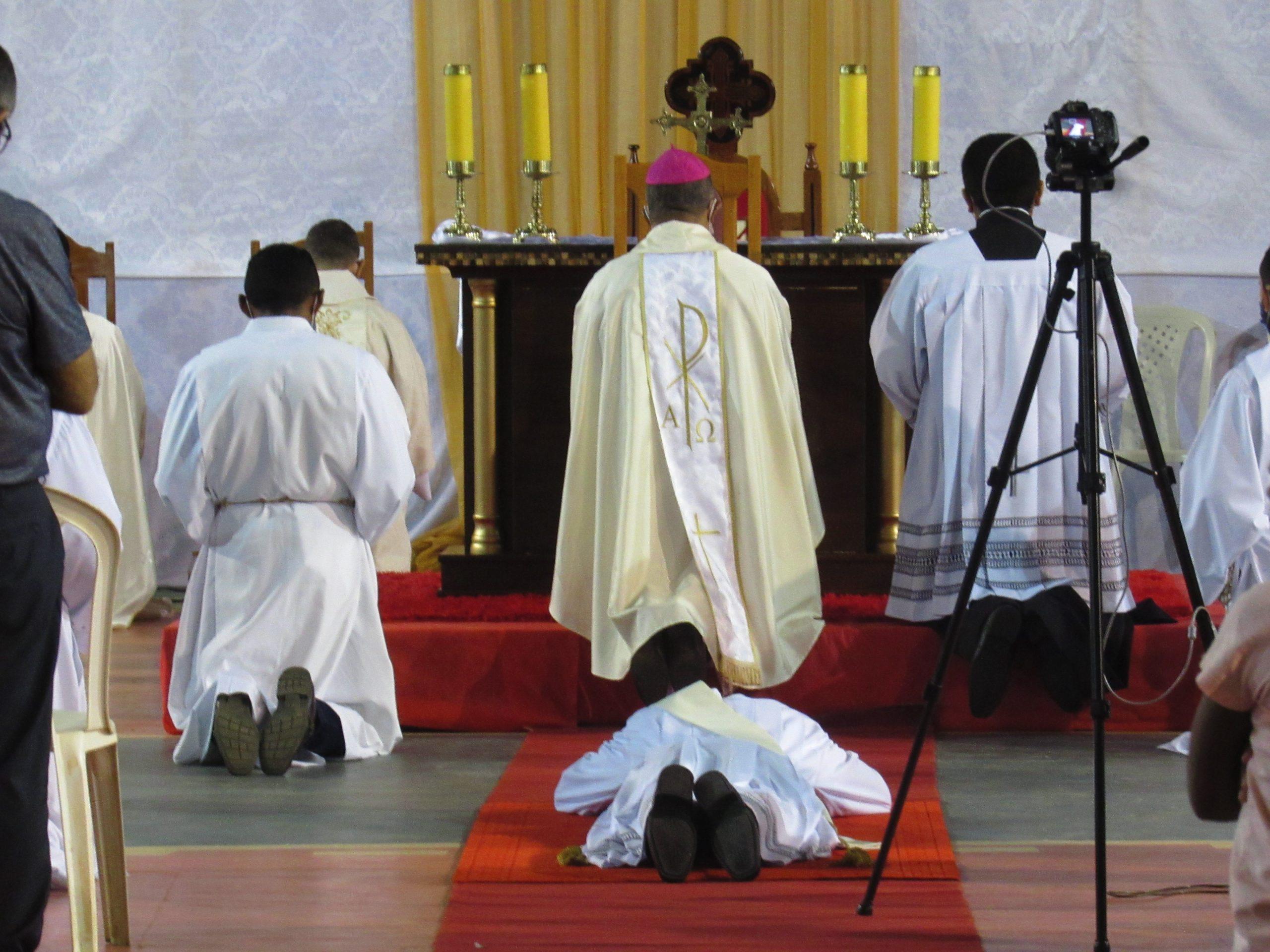 Ordenação Presbiteral do Diácono Irlas Soares das Virgens é realizada na Paróquia Cristo Rei em Pacajá/PA — imagem 11