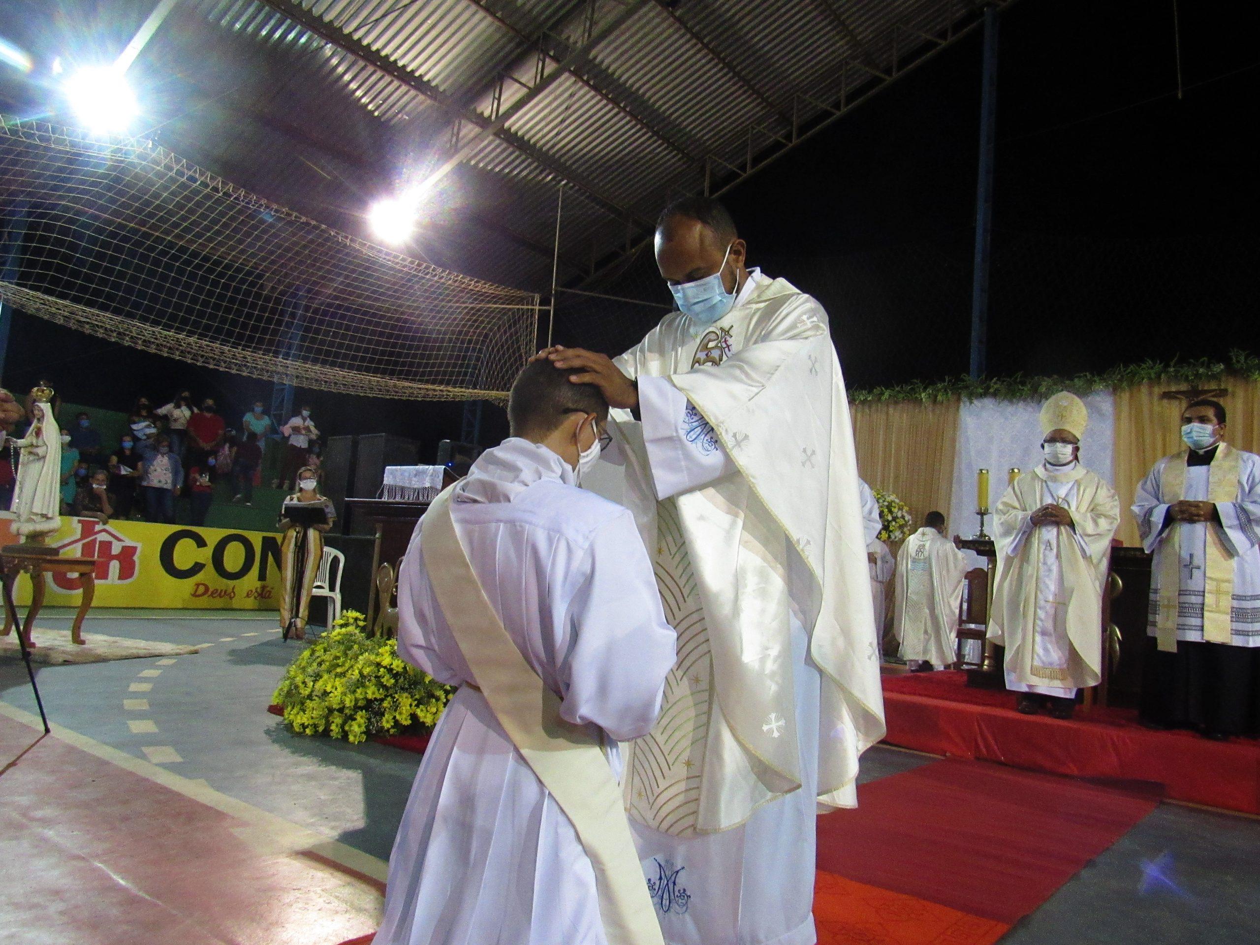 Ordenação Presbiteral do Diácono Irlas Soares das Virgens é realizada na Paróquia Cristo Rei em Pacajá/PA — imagem 17