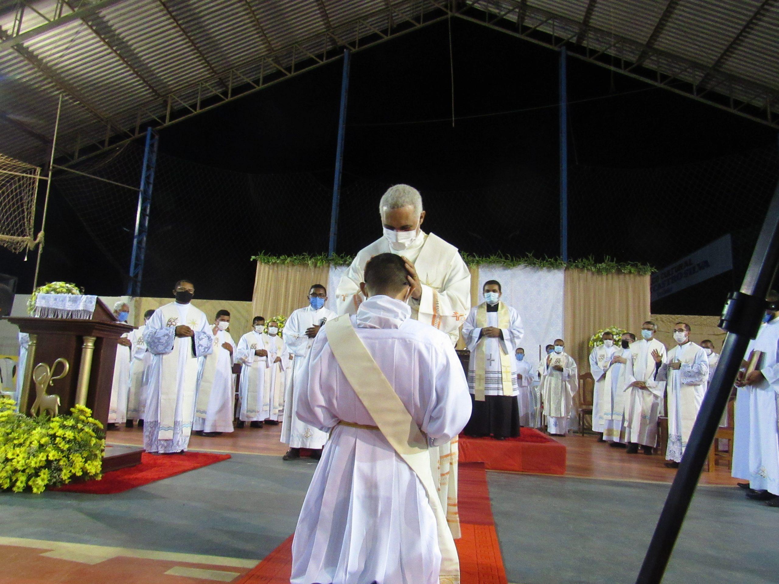 Ordenação Presbiteral do Diácono Irlas Soares das Virgens é realizada na Paróquia Cristo Rei em Pacajá/PA — imagem 20