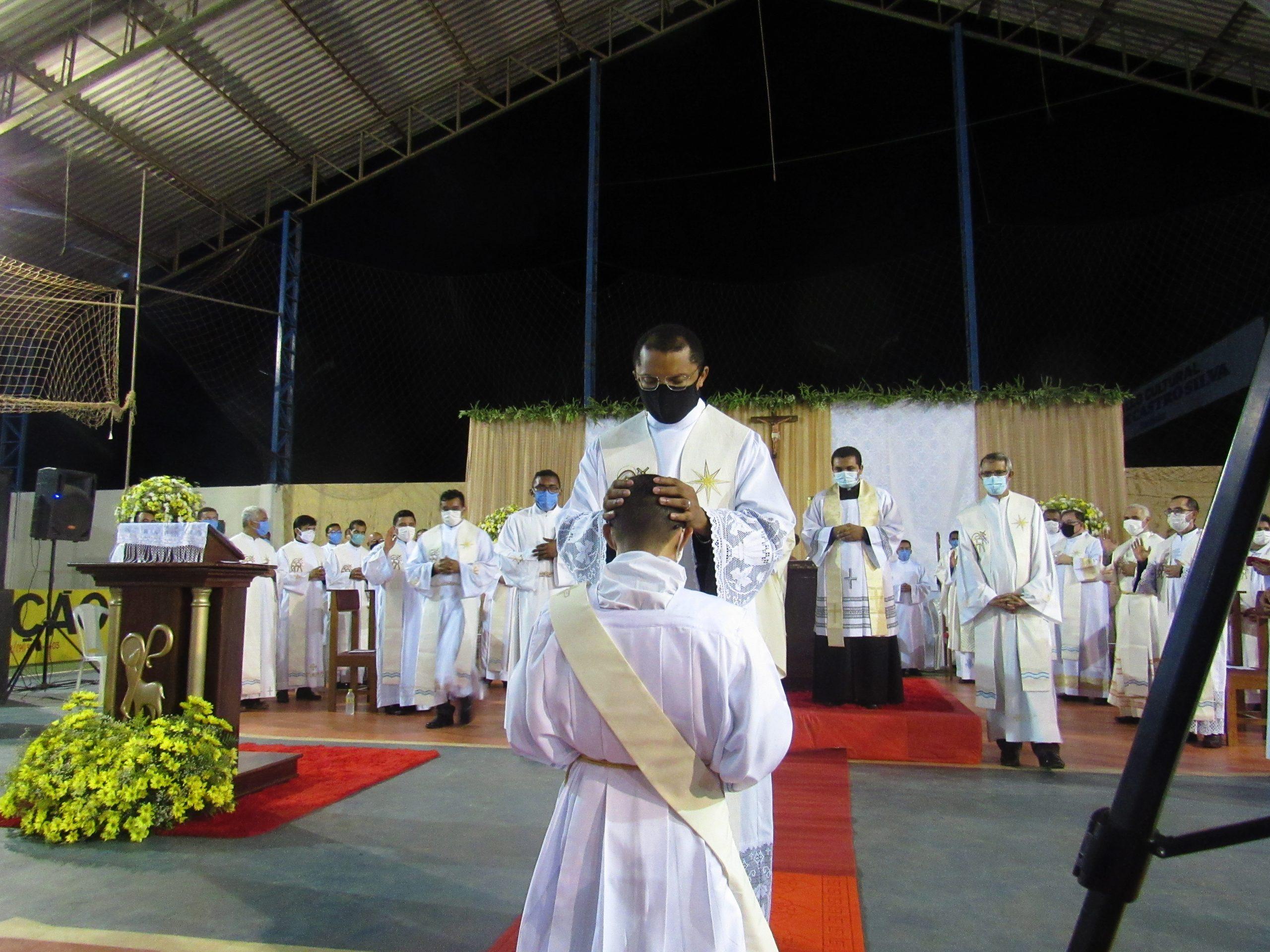 Ordenação Presbiteral do Diácono Irlas Soares das Virgens é realizada na Paróquia Cristo Rei em Pacajá/PA — imagem 21