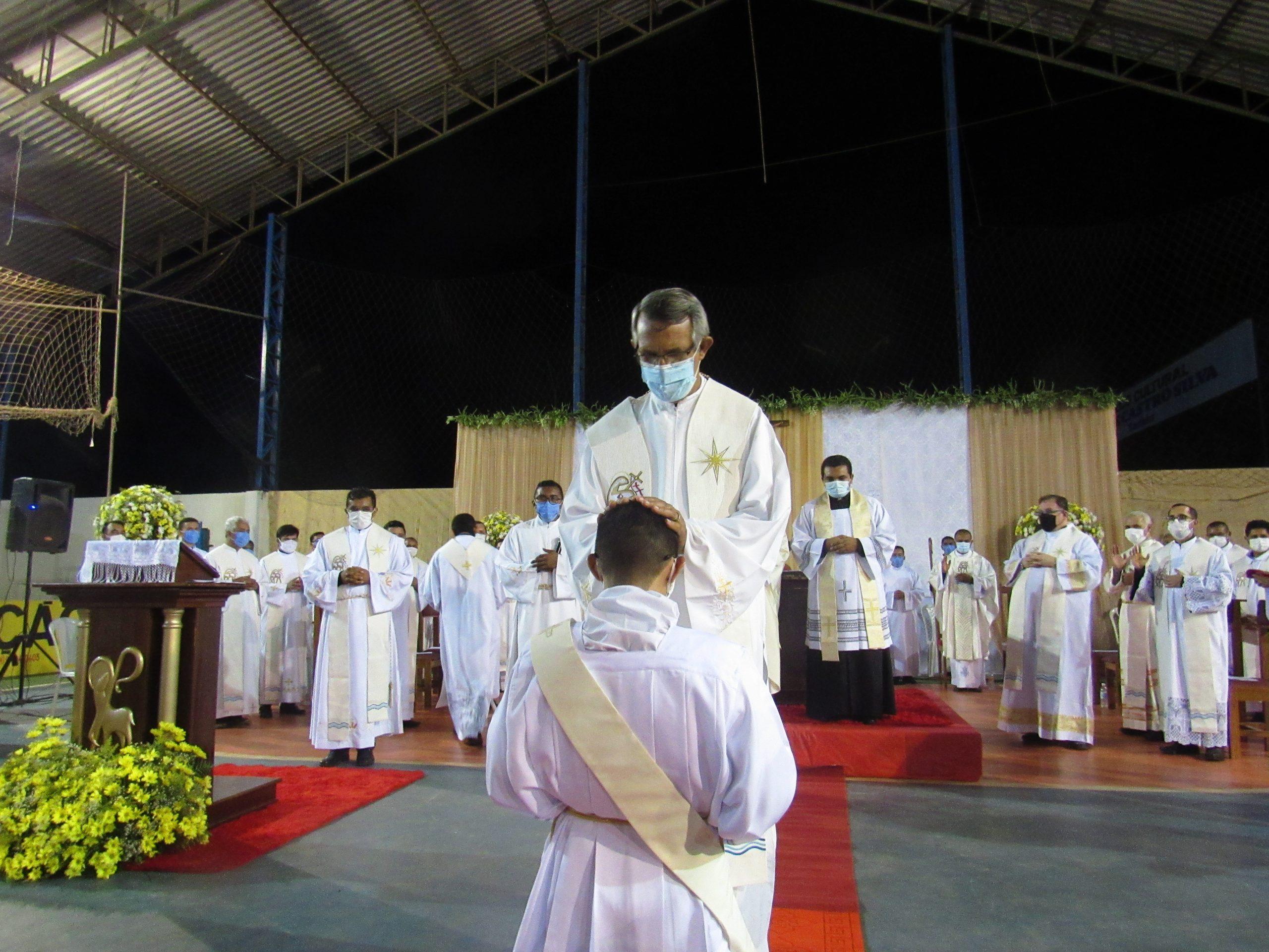 Ordenação Presbiteral do Diácono Irlas Soares das Virgens é realizada na Paróquia Cristo Rei em Pacajá/PA — imagem 22