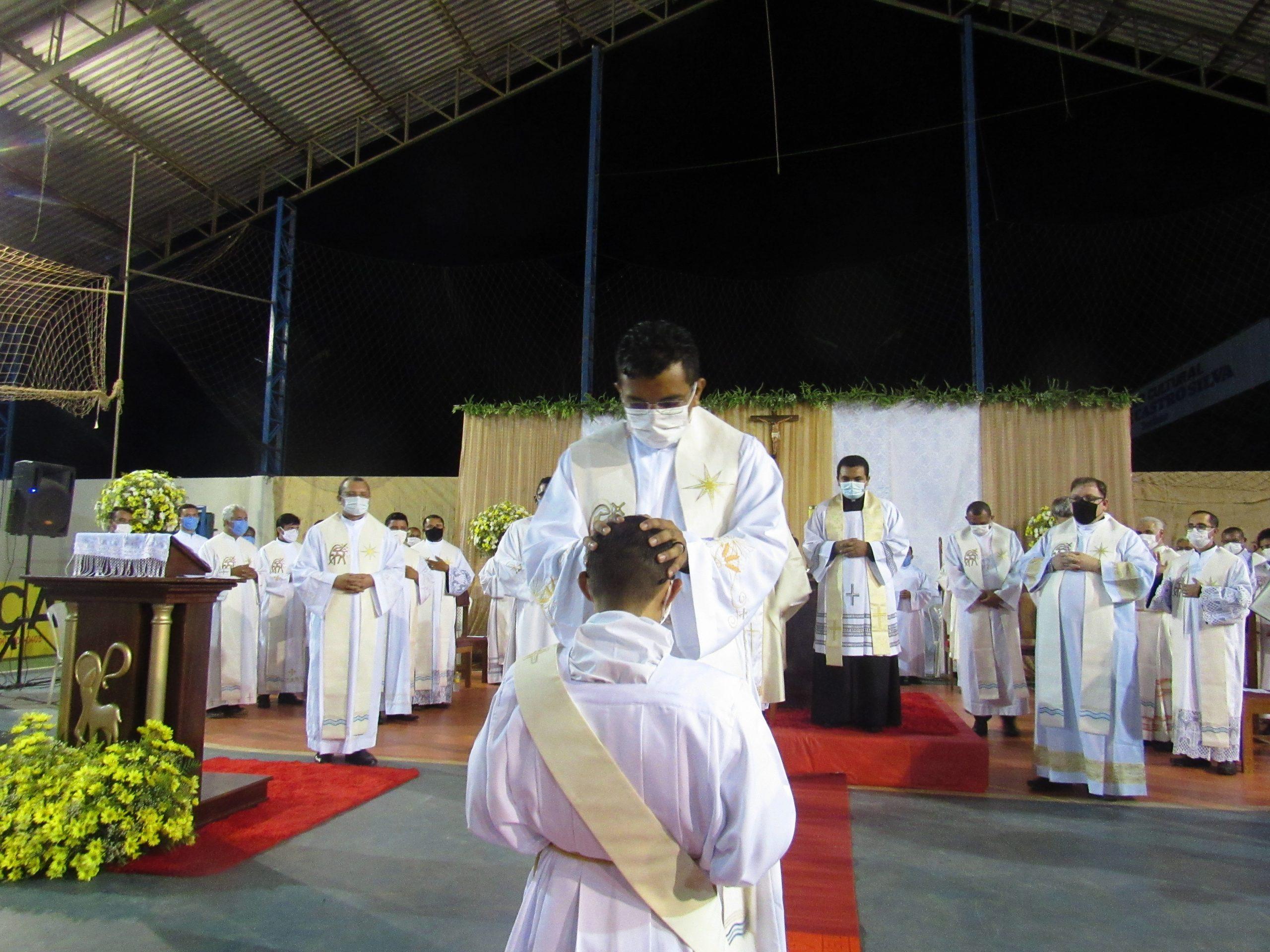 Ordenação Presbiteral do Diácono Irlas Soares das Virgens é realizada na Paróquia Cristo Rei em Pacajá/PA — imagem 23