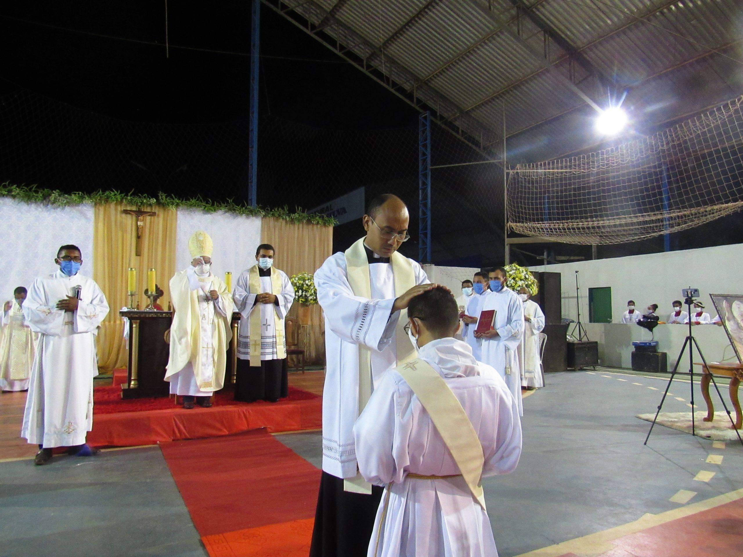 Ordenação Presbiteral do Diácono Irlas Soares das Virgens é realizada na Paróquia Cristo Rei em Pacajá/PA — imagem 24