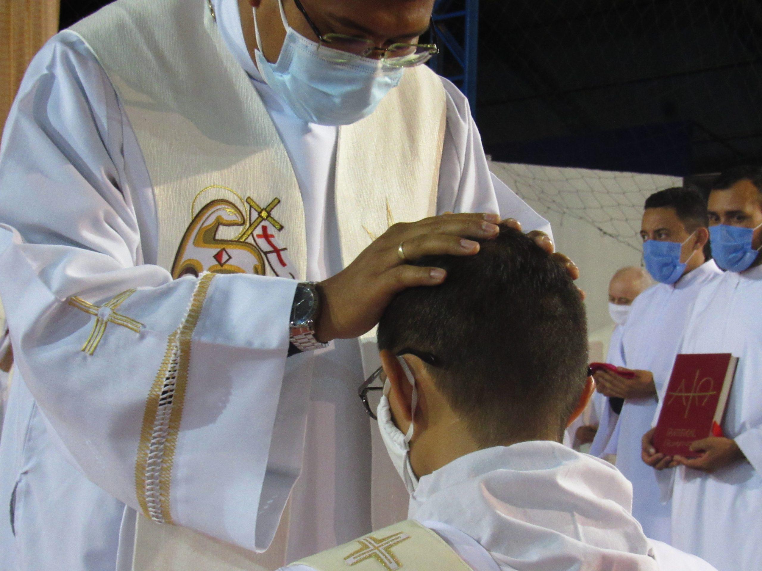 Ordenação Presbiteral do Diácono Irlas Soares das Virgens é realizada na Paróquia Cristo Rei em Pacajá/PA — imagem 28