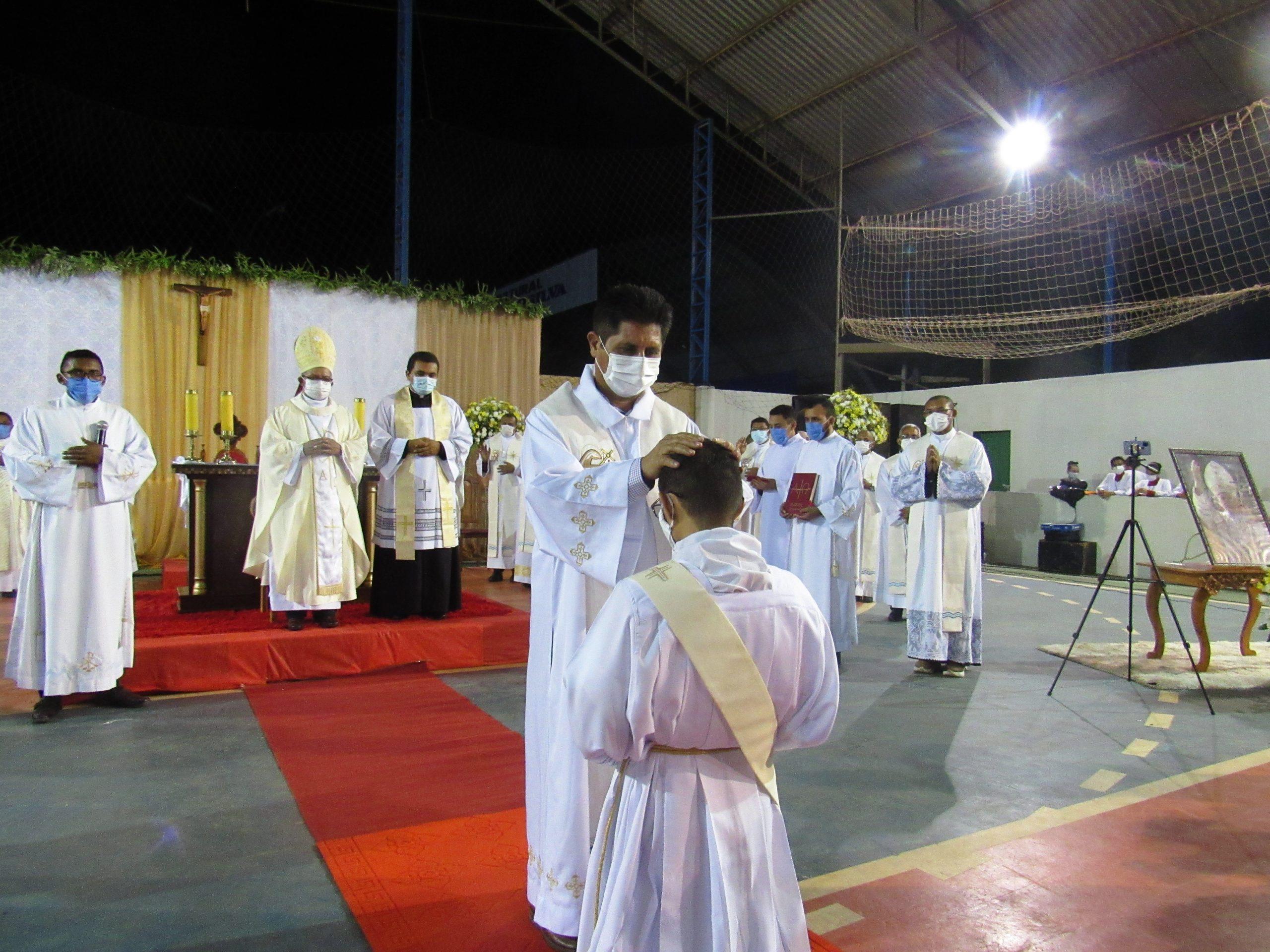 Ordenação Presbiteral do Diácono Irlas Soares das Virgens é realizada na Paróquia Cristo Rei em Pacajá/PA — imagem 30