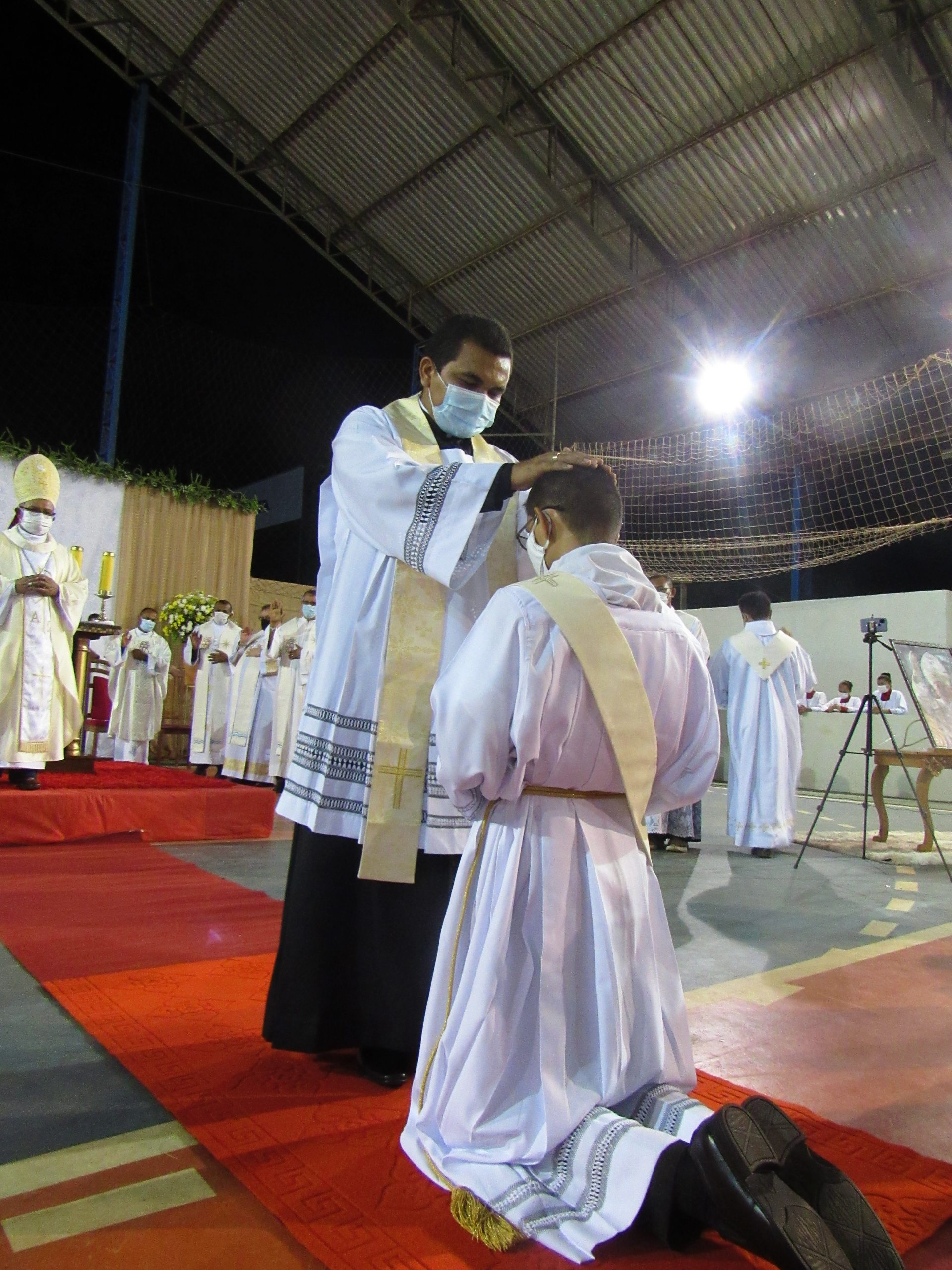 Ordenação Presbiteral do Diácono Irlas Soares das Virgens é realizada na Paróquia Cristo Rei em Pacajá/PA — imagem 31