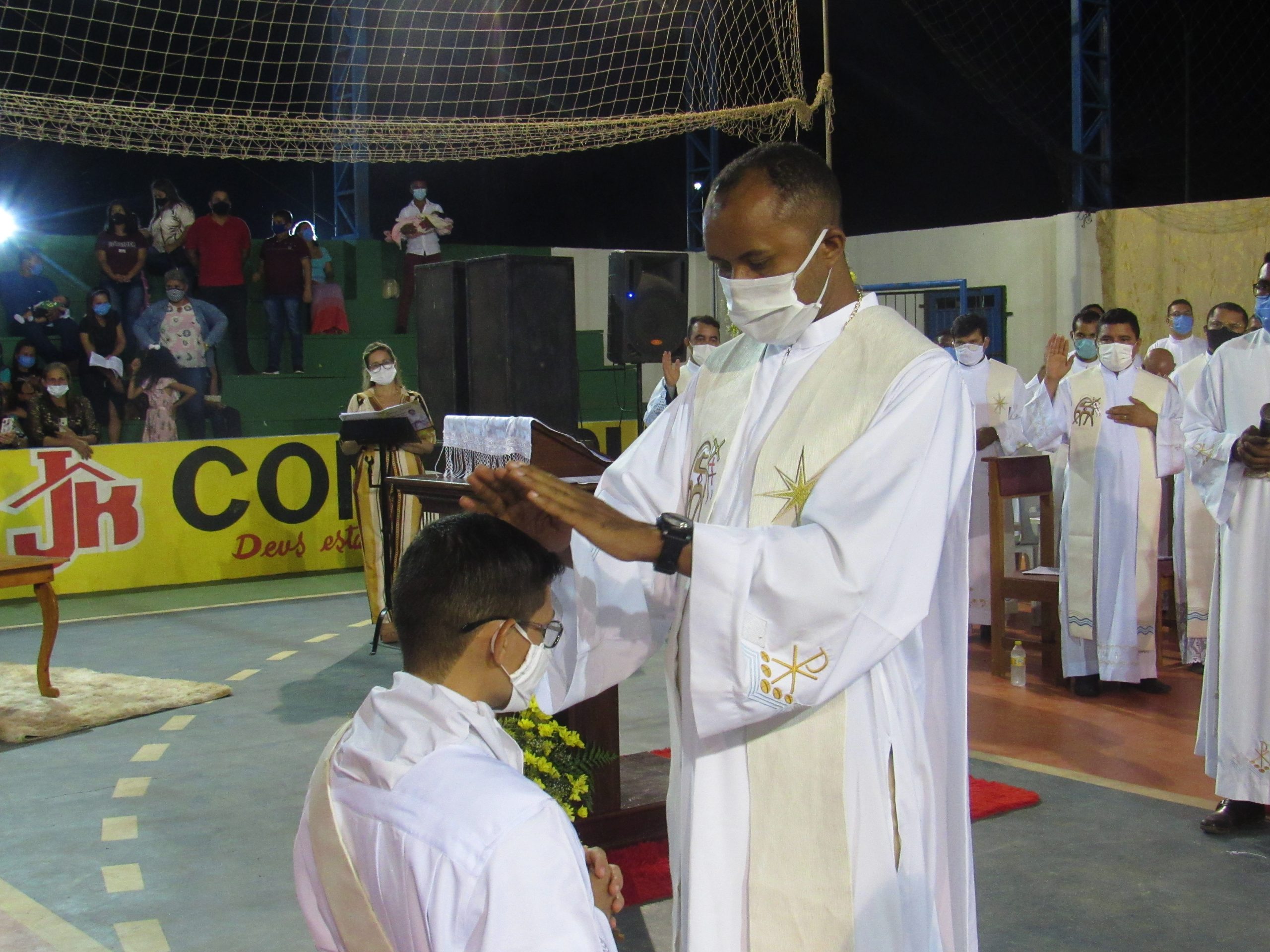 Ordenação Presbiteral do Diácono Irlas Soares das Virgens é realizada na Paróquia Cristo Rei em Pacajá/PA — imagem 41