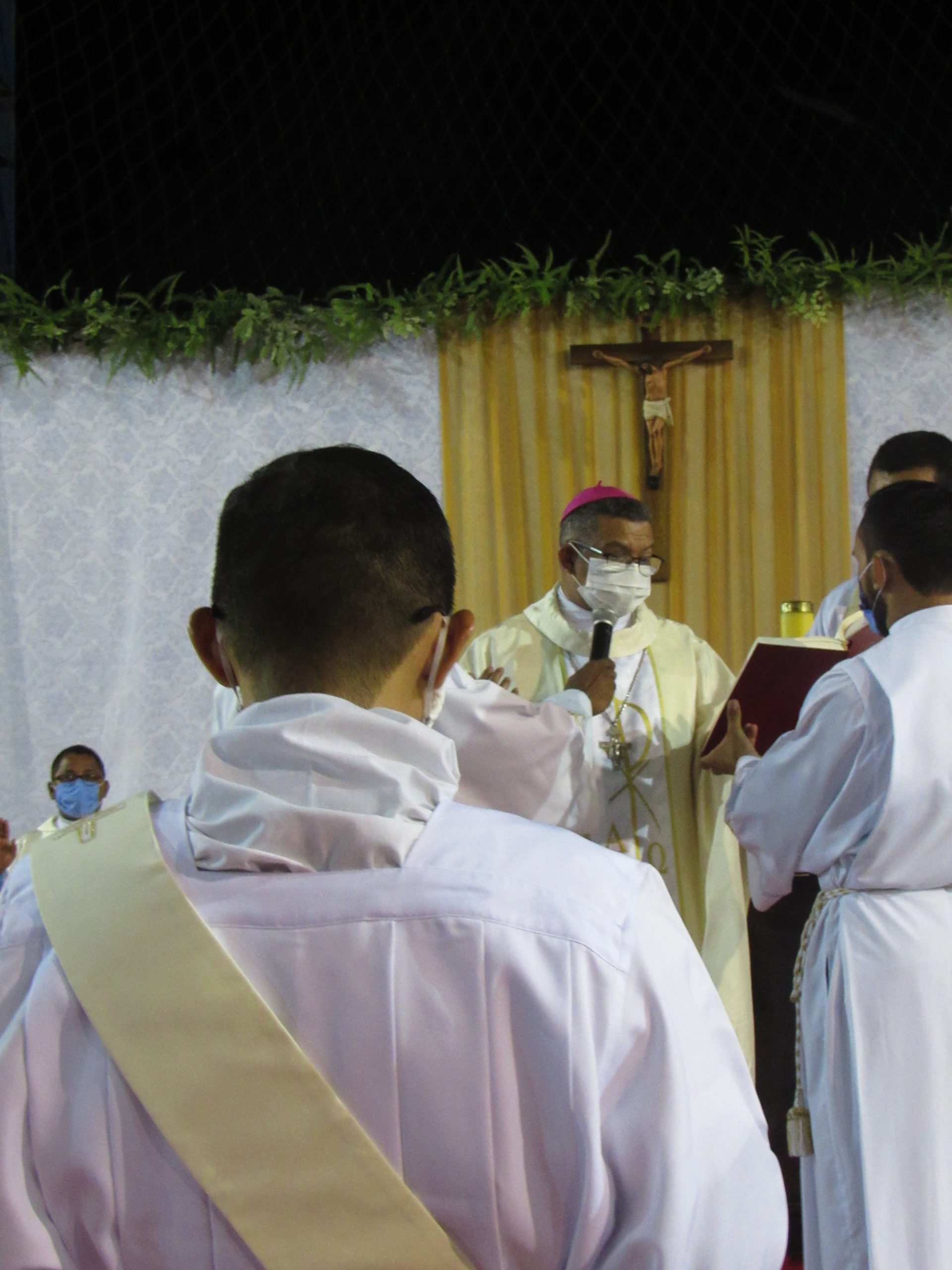 Ordenação Presbiteral do Diácono Irlas Soares das Virgens é realizada na Paróquia Cristo Rei em Pacajá/PA — imagem 43