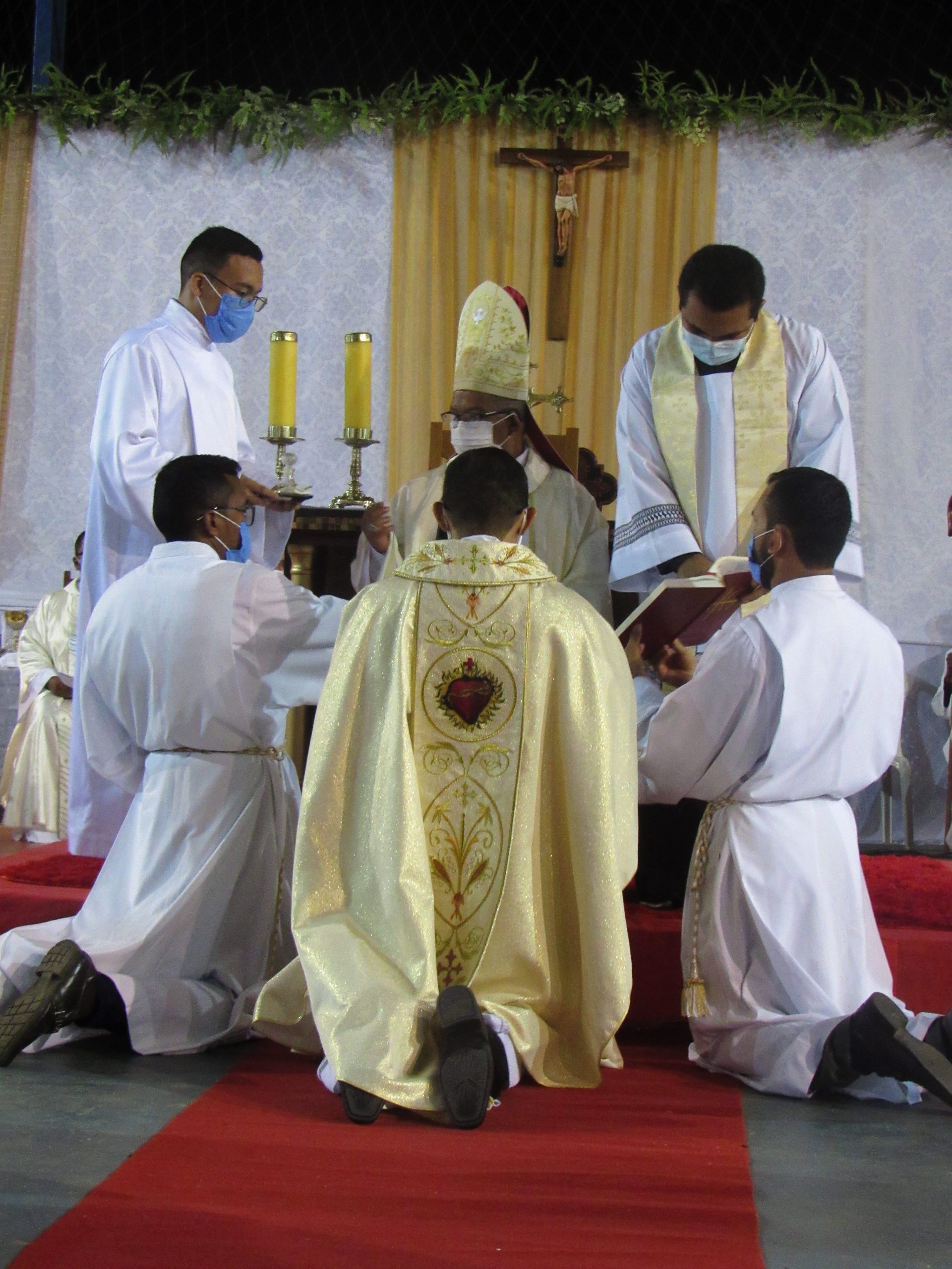 Ordenação Presbiteral do Diácono Irlas Soares das Virgens é realizada na Paróquia Cristo Rei em Pacajá/PA — imagem 49