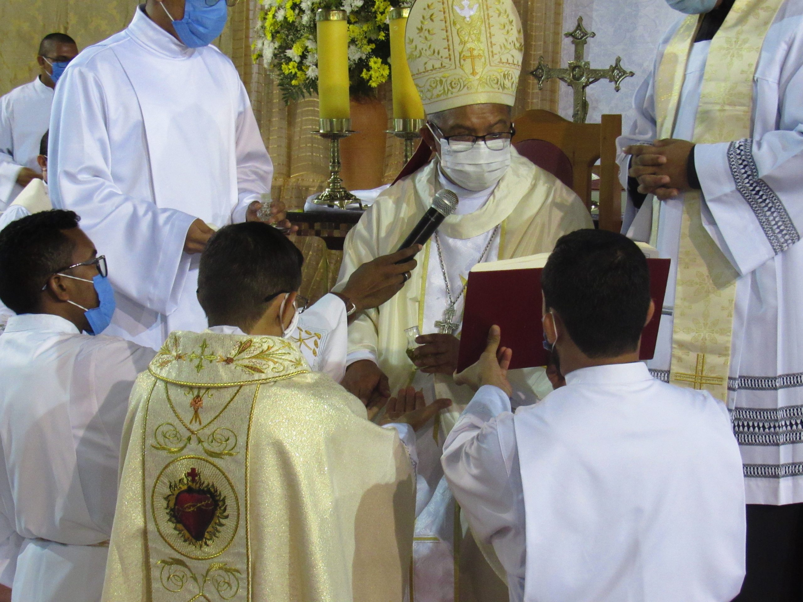 Ordenação Presbiteral do Diácono Irlas Soares das Virgens é realizada na Paróquia Cristo Rei em Pacajá/PA — imagem 50