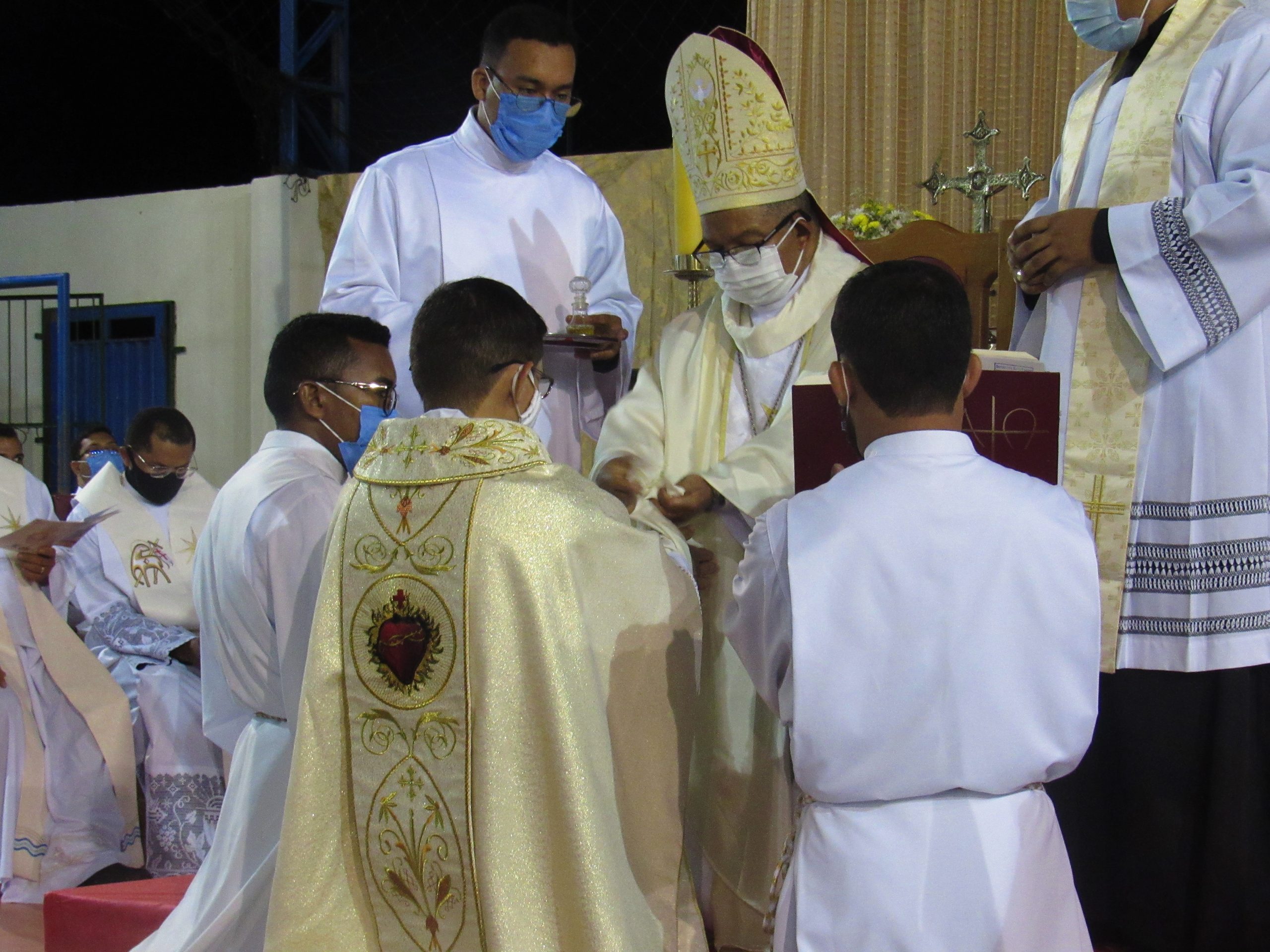 Ordenação Presbiteral do Diácono Irlas Soares das Virgens é realizada na Paróquia Cristo Rei em Pacajá/PA — imagem 51