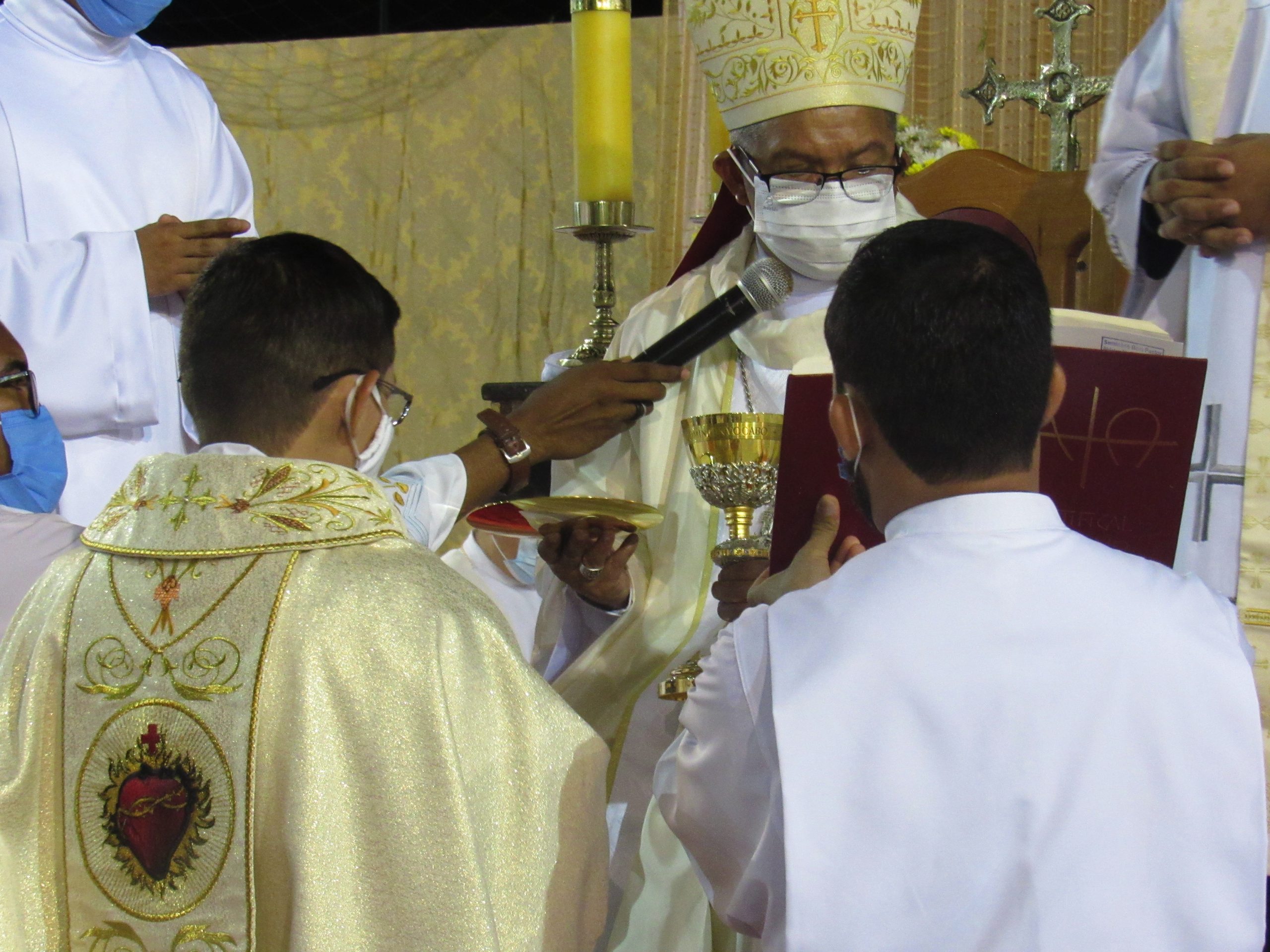 Ordenação Presbiteral do Diácono Irlas Soares das Virgens é realizada na Paróquia Cristo Rei em Pacajá/PA — imagem 53