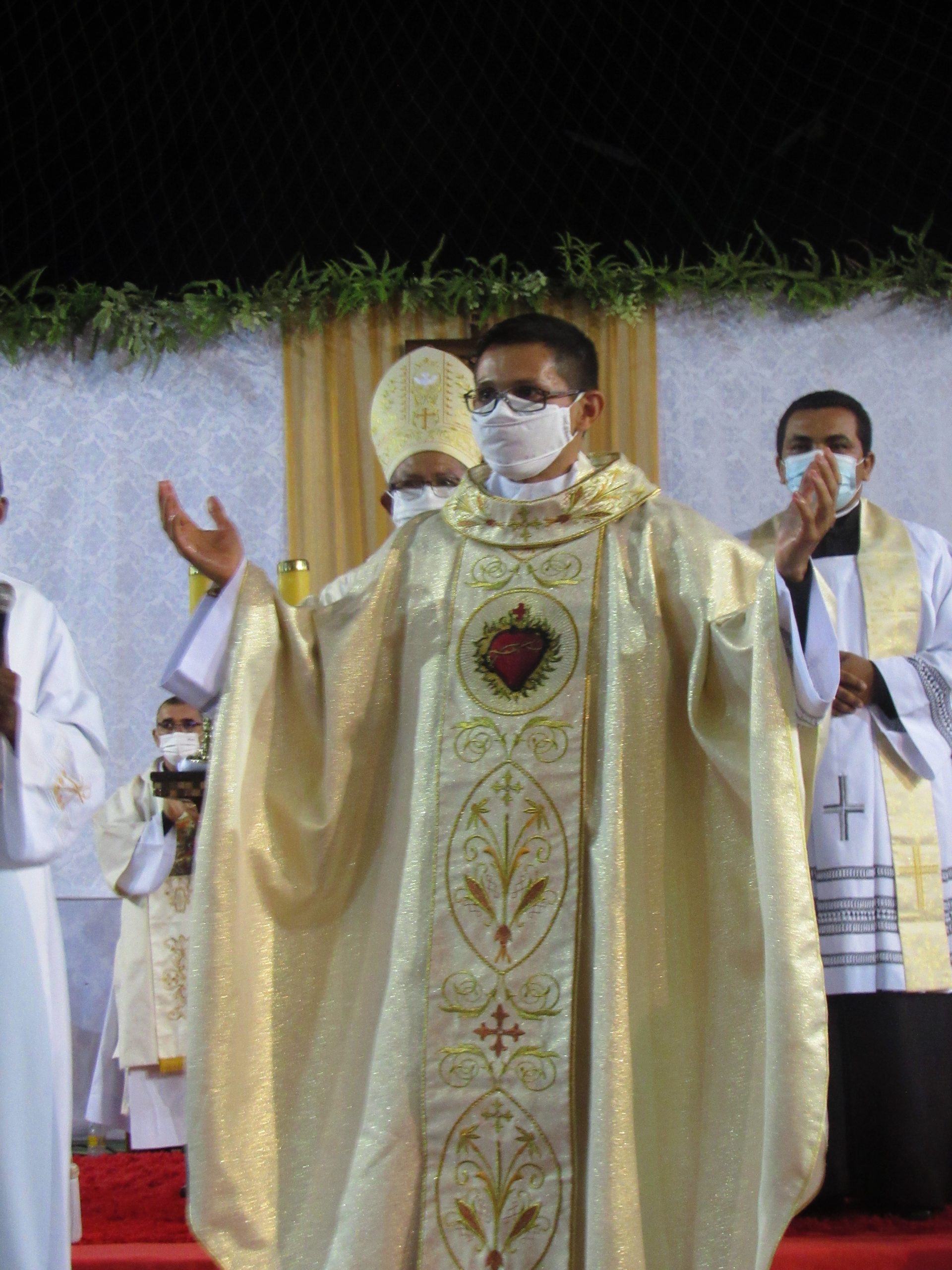 Ordenação Presbiteral do Diácono Irlas Soares das Virgens é realizada na Paróquia Cristo Rei em Pacajá/PA — imagem 57