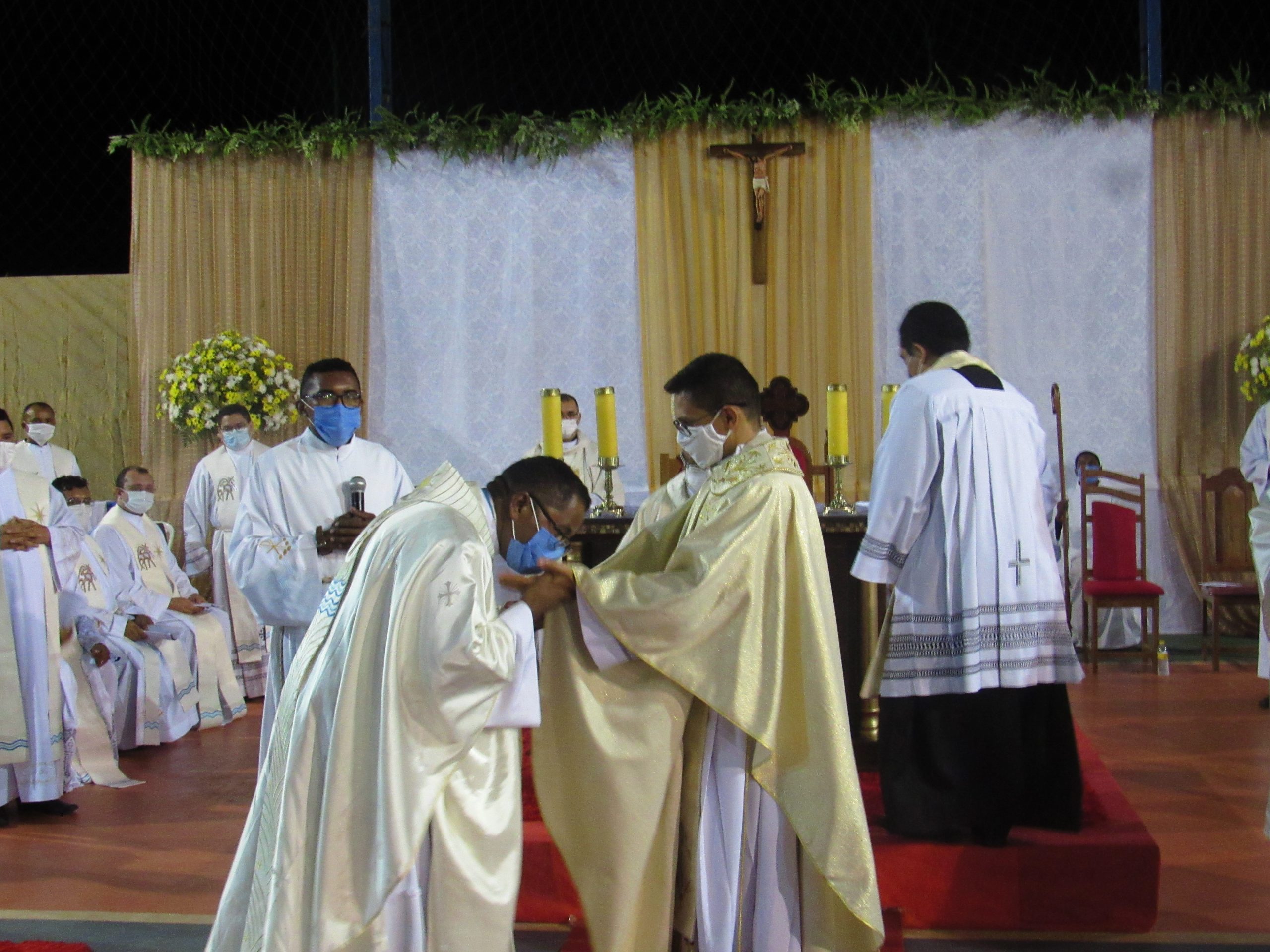 Ordenação Presbiteral do Diácono Irlas Soares das Virgens é realizada na Paróquia Cristo Rei em Pacajá/PA — imagem 59