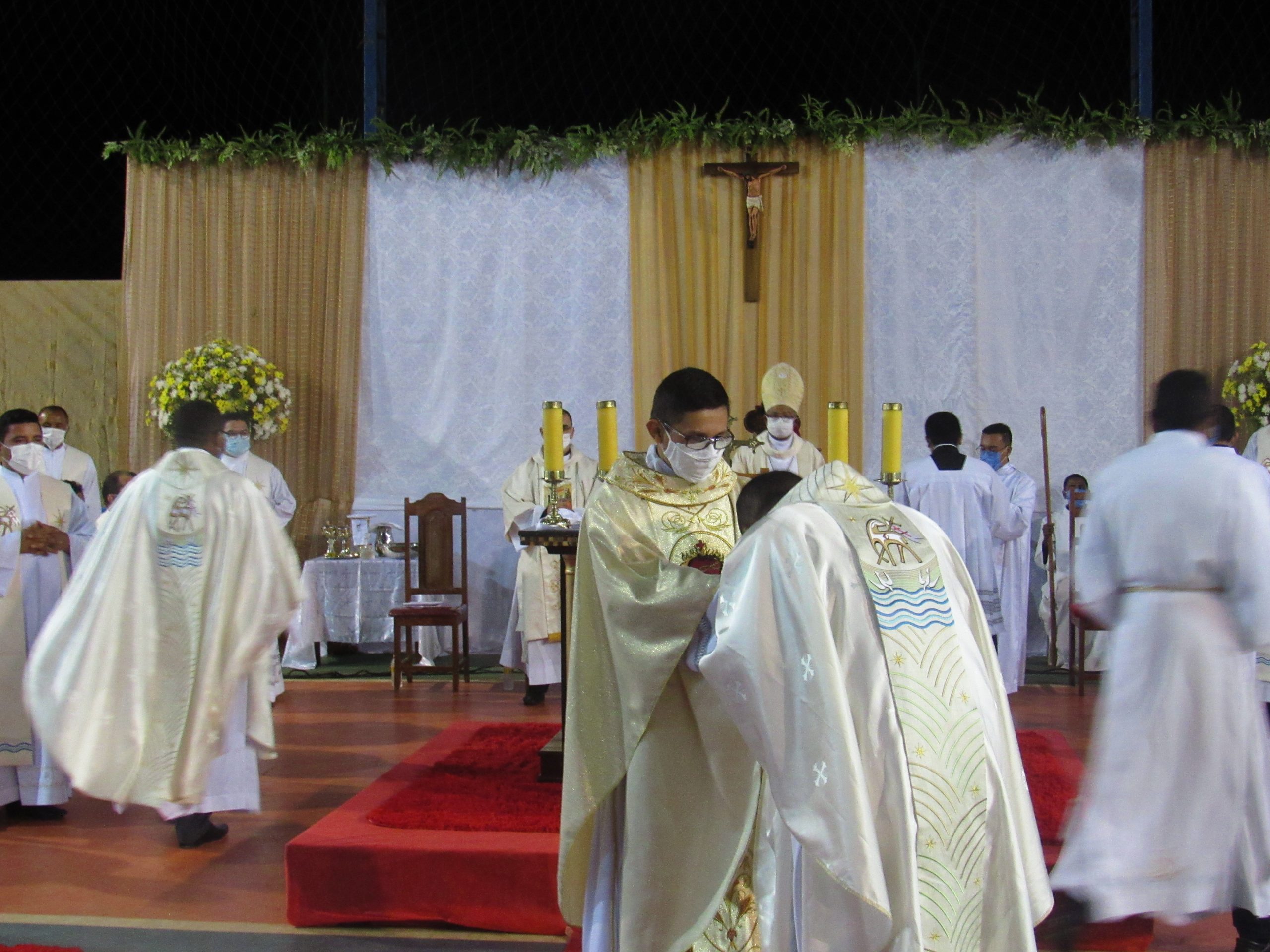 Ordenação Presbiteral do Diácono Irlas Soares das Virgens é realizada na Paróquia Cristo Rei em Pacajá/PA — imagem 60