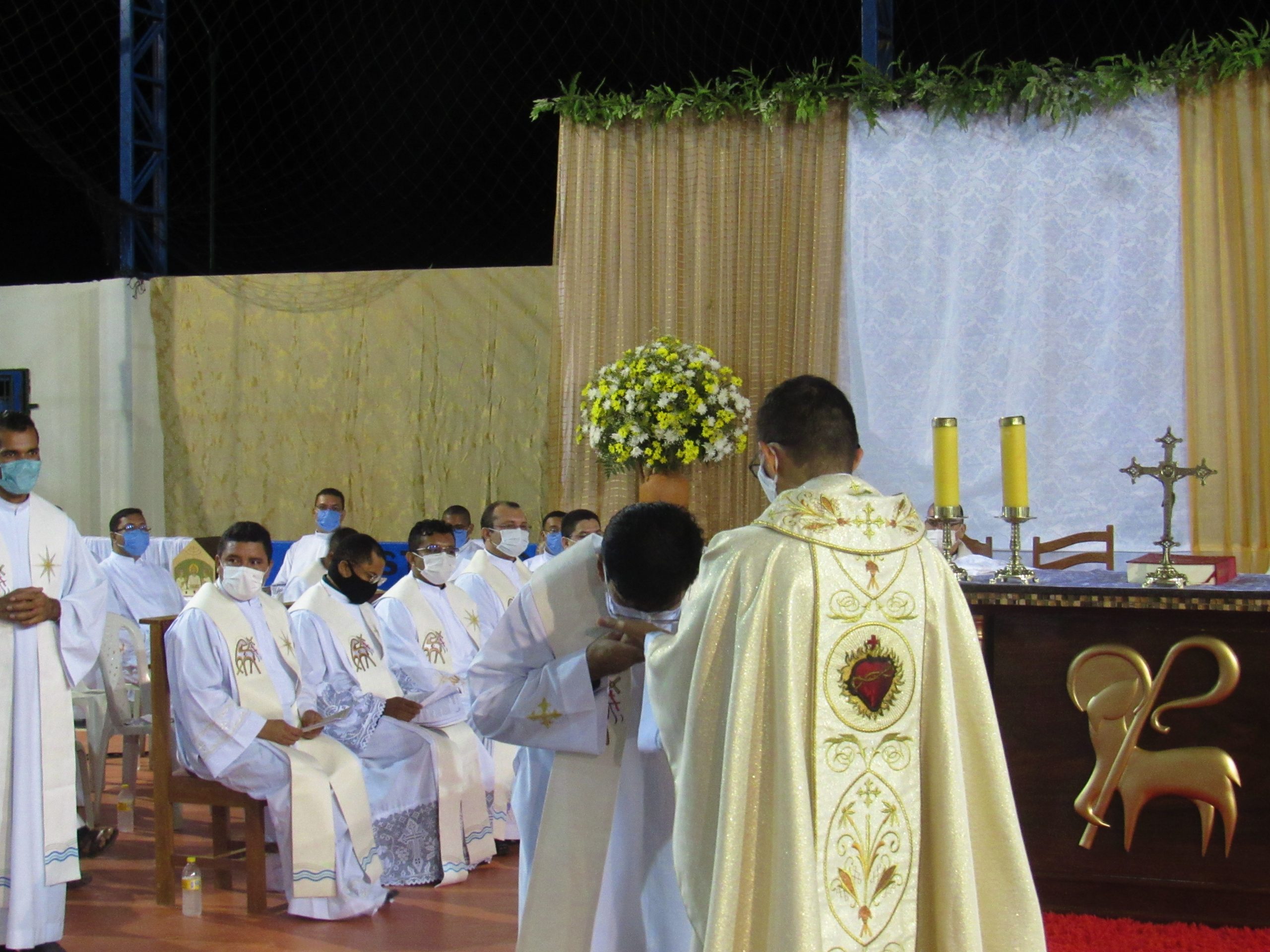 Ordenação Presbiteral do Diácono Irlas Soares das Virgens é realizada na Paróquia Cristo Rei em Pacajá/PA — imagem 65
