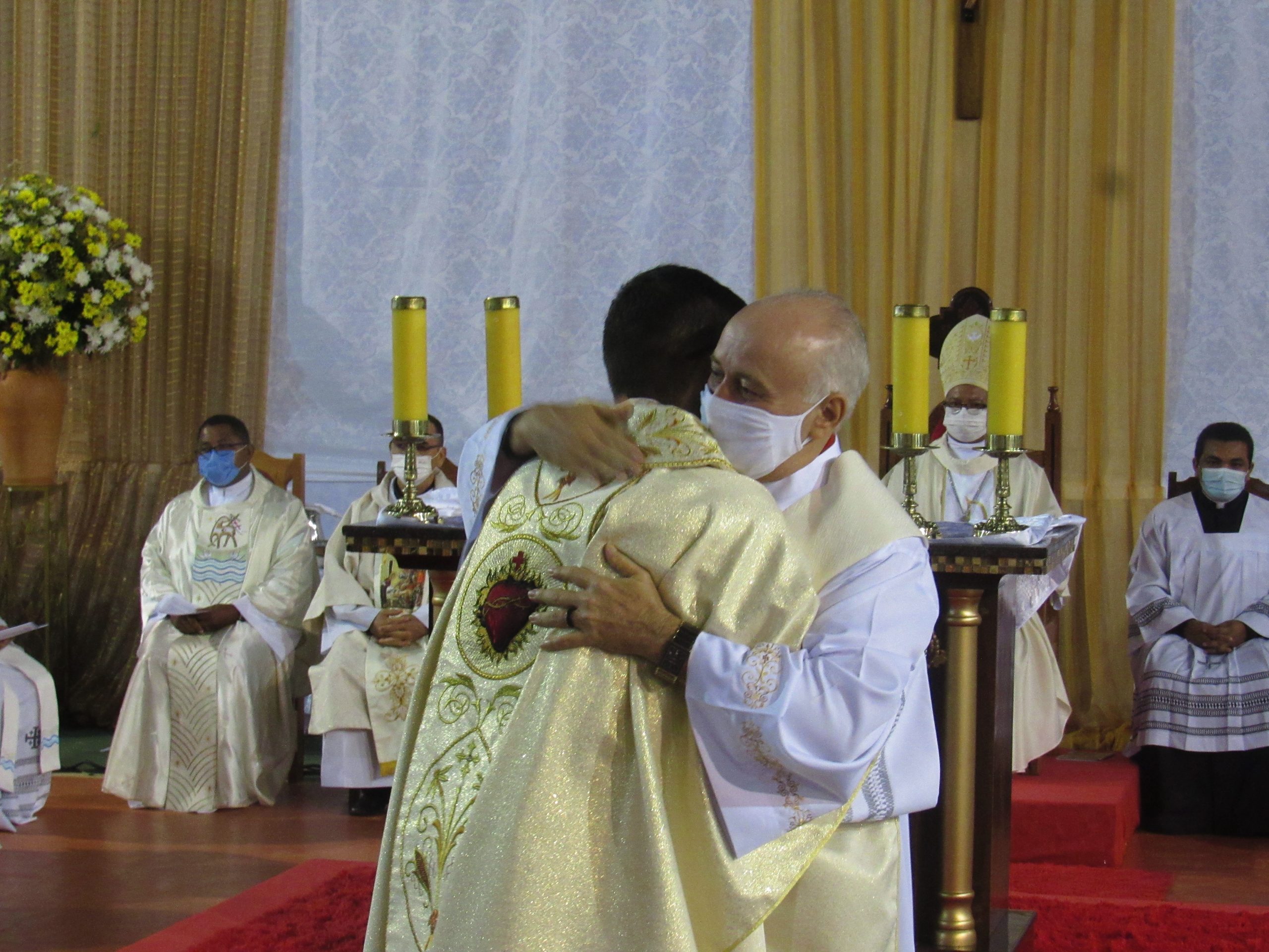 Ordenação Presbiteral do Diácono Irlas Soares das Virgens é realizada na Paróquia Cristo Rei em Pacajá/PA — imagem 67