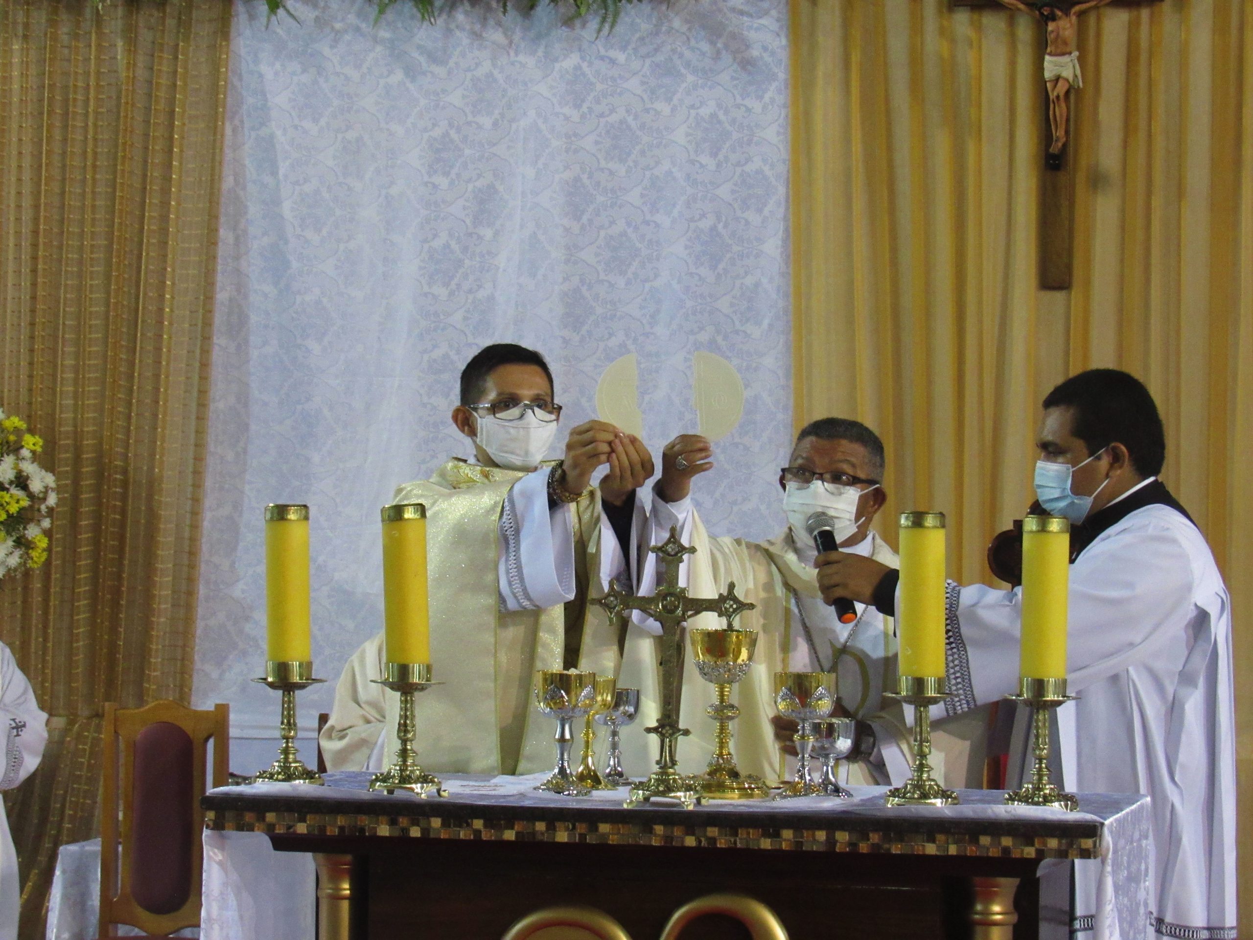 Ordenação Presbiteral do Diácono Irlas Soares das Virgens é realizada na Paróquia Cristo Rei em Pacajá/PA — imagem 76
